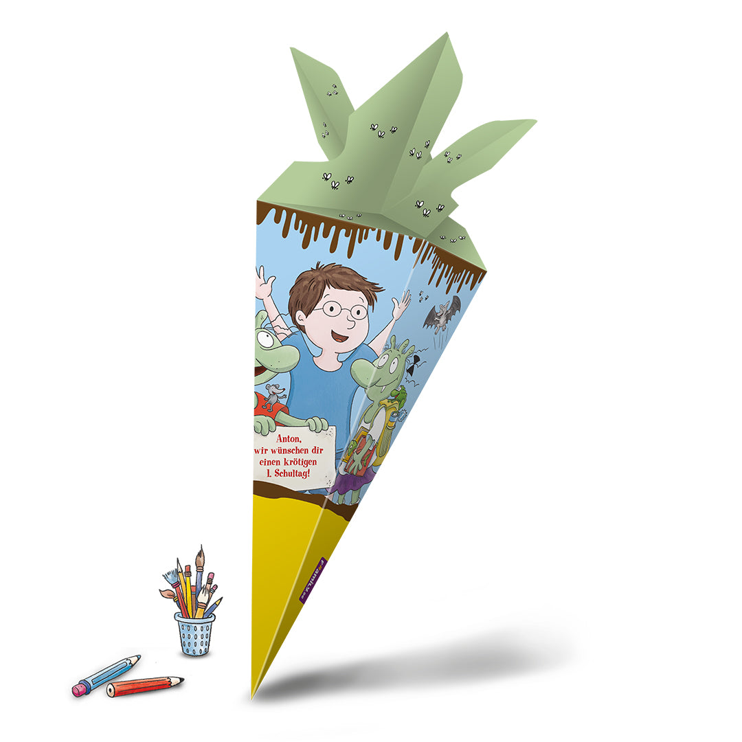 Die Olchis Mini-Schultüte zeigt einen fröhlichen personalisierbaren Jungen, verspielte grüne Olchis mit Buntstiften - perfekt für den Schulanfang.