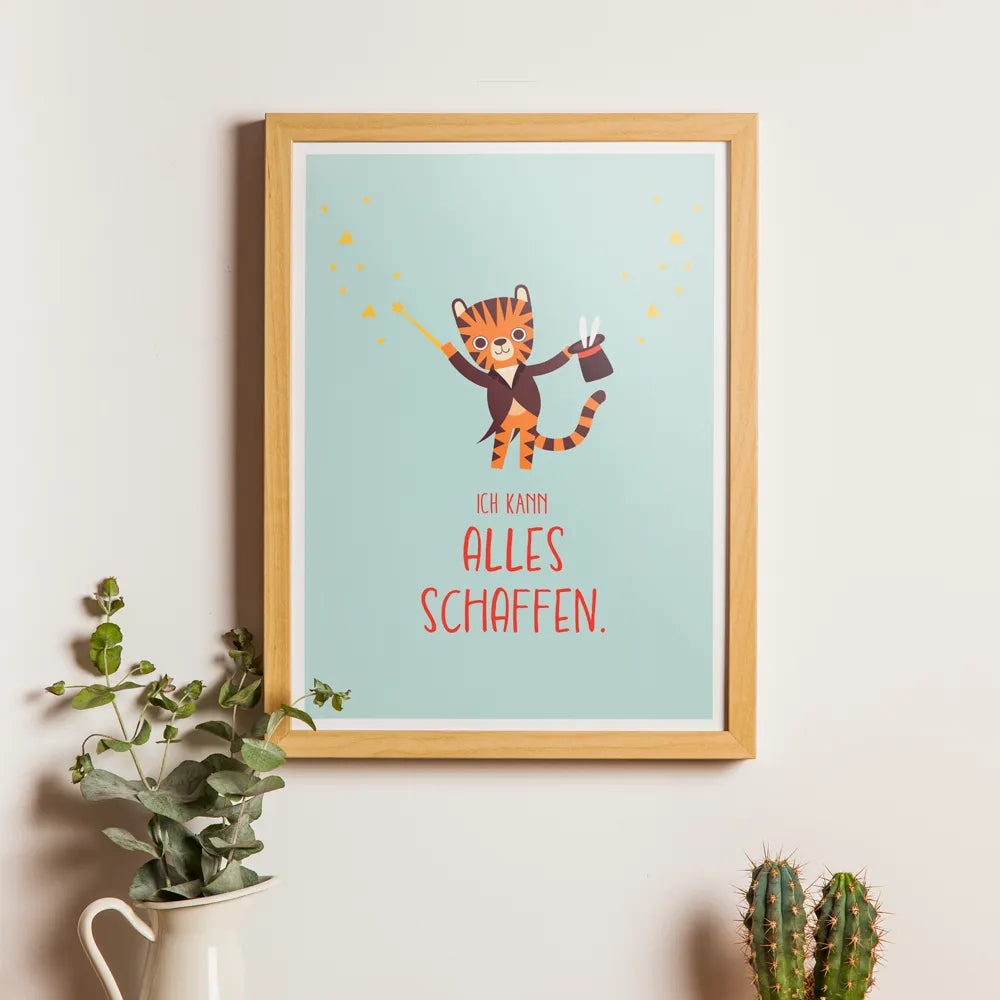 Affirmationsposter Selbstvertrauen hängt mit Bilderrahmen an einer Wand. Auf dem Poster ist ein Tiger als Zauberer mit Zauberstab und Zylinder zu sehen über der Affirmation "Ich kann alles schaffen".