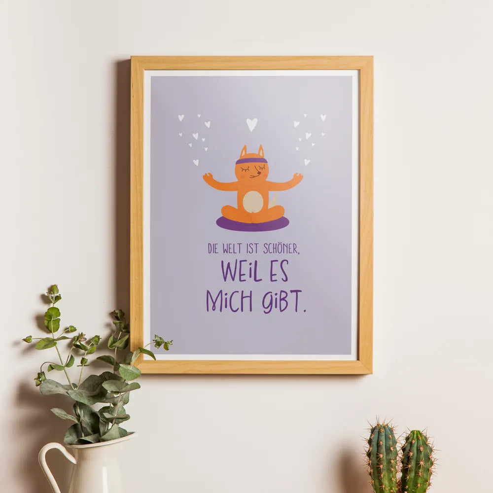 Affirmationsposter Selbstliebe hängt mit Bilderrahmen an einer Wand. Auf dem Poster sitzt ein meditierender Fuchs im Schneidersitz mit Herzen umgeben über der Affirmation "Die Welt ist schöner, weil es mich gibt."