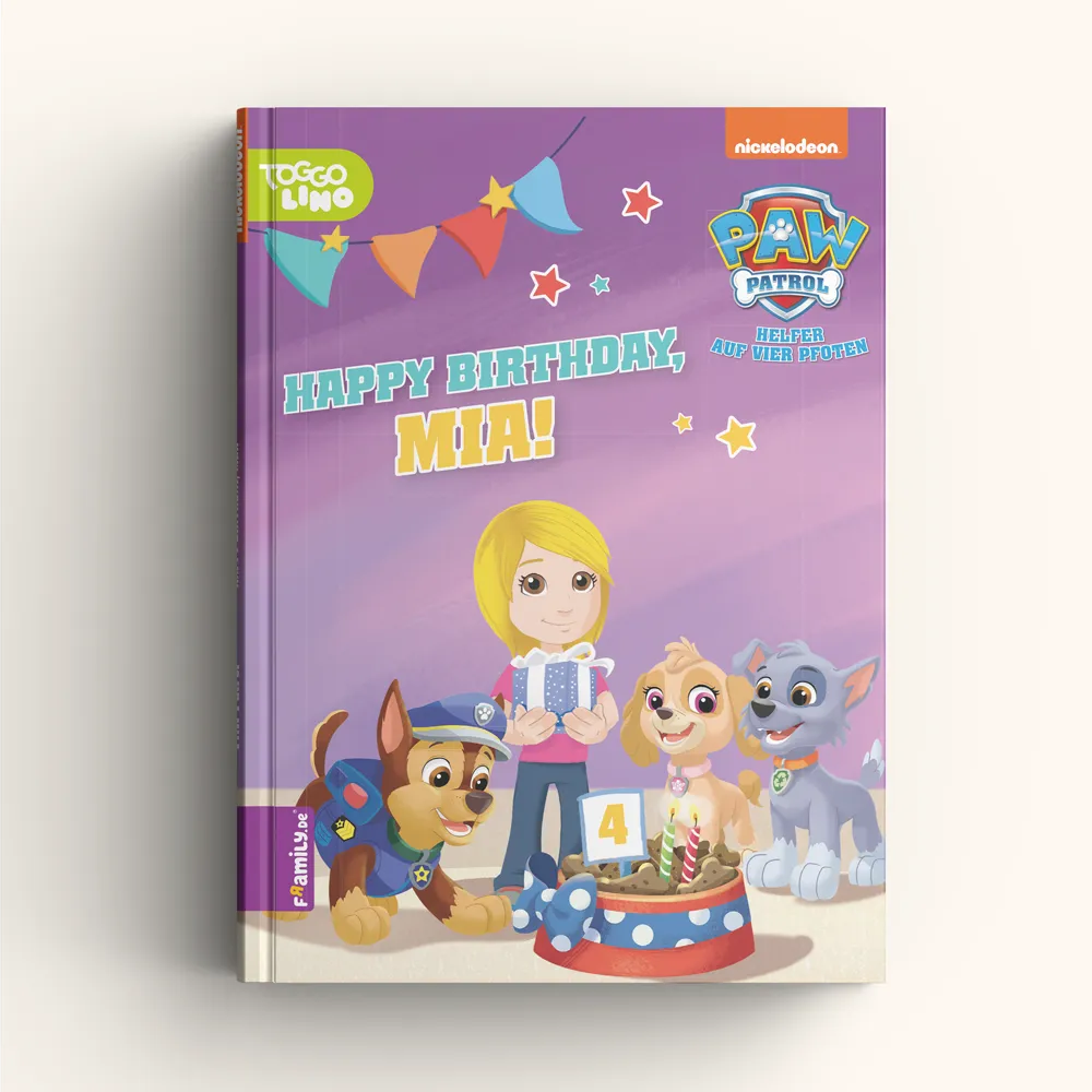 Das PAW Patrol-Geburtstagsbuch von Framily besticht durch sein farbenfrohes Cover mit einem Mädchen, das ein Geschenk hält, umgeben von Chase und Skye aus der PAW Patrol. Vorne ist eine großer Napf mit einer Kerze mit der Zahl 4 zu sehen, und der Titel lautet „Happy Birthday, Mia!“.