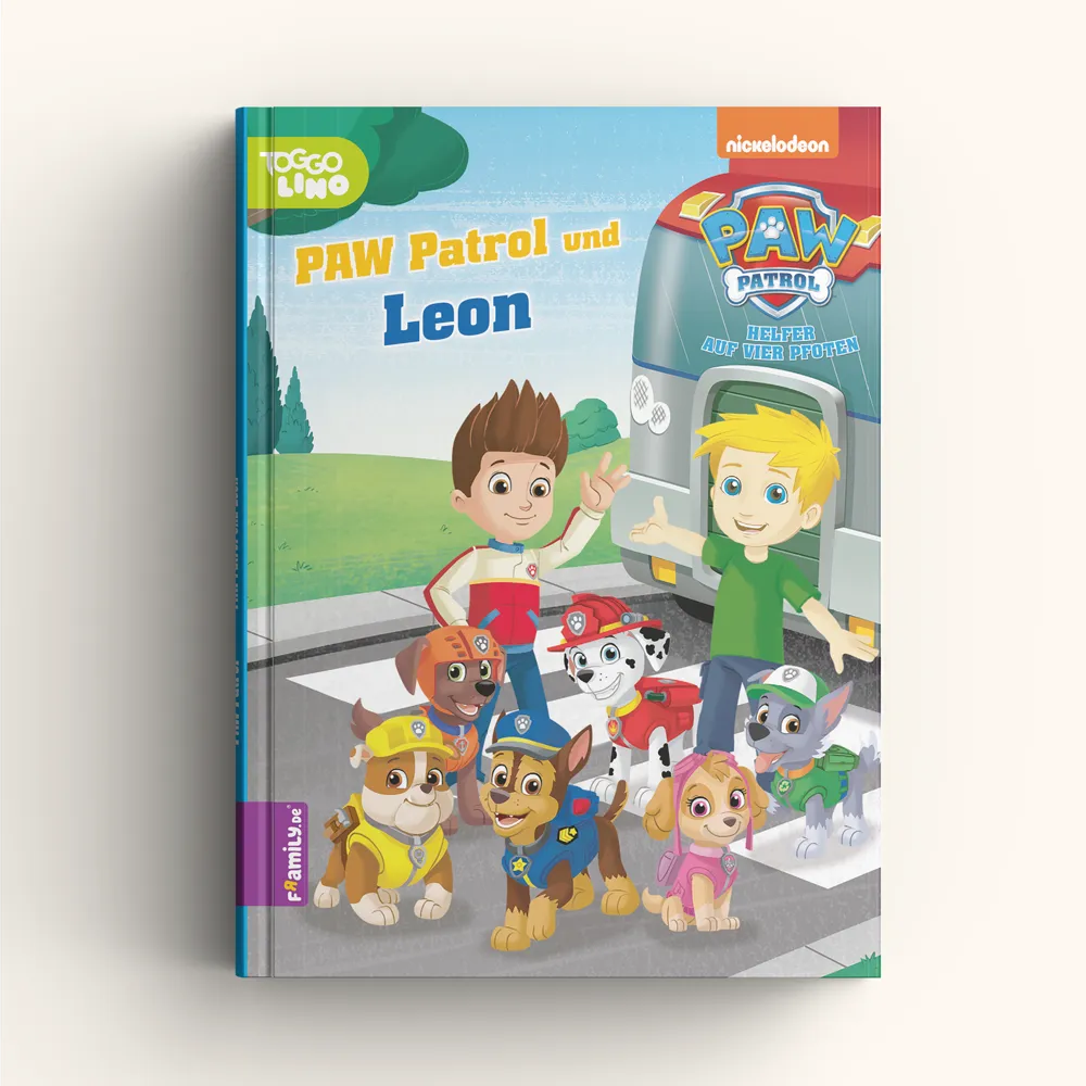 Cover des Framily-Buchs „PAW Patrol und Leon“, das die PAW Patrol und einen lächelnden Jungen draußen neben einem Bus zeigt, bereit für ihr nächstes Abenteuer.