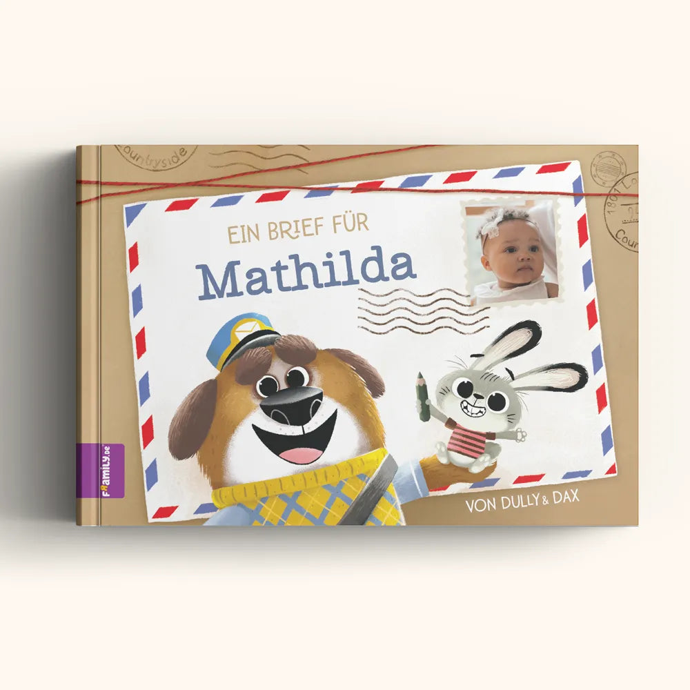 Ein deutsches Kinderbuch-Cover mit der Aufschrift "Ein Brief für Mathilda" auf einem Briefumschlagdesign. Es zeigt einen freundlichen Hund und ein Kaninchen, mit einem Foto eines Babys in der oberen rechten Ecke.