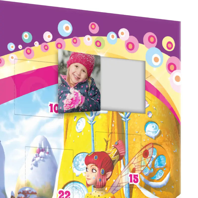 Die Nahaufnahme eines geöffneten Mia and me Adventskalender-Türchens mit personalisiertem Foto eines lächelnden Kindes auf der Innenseite der Tür.