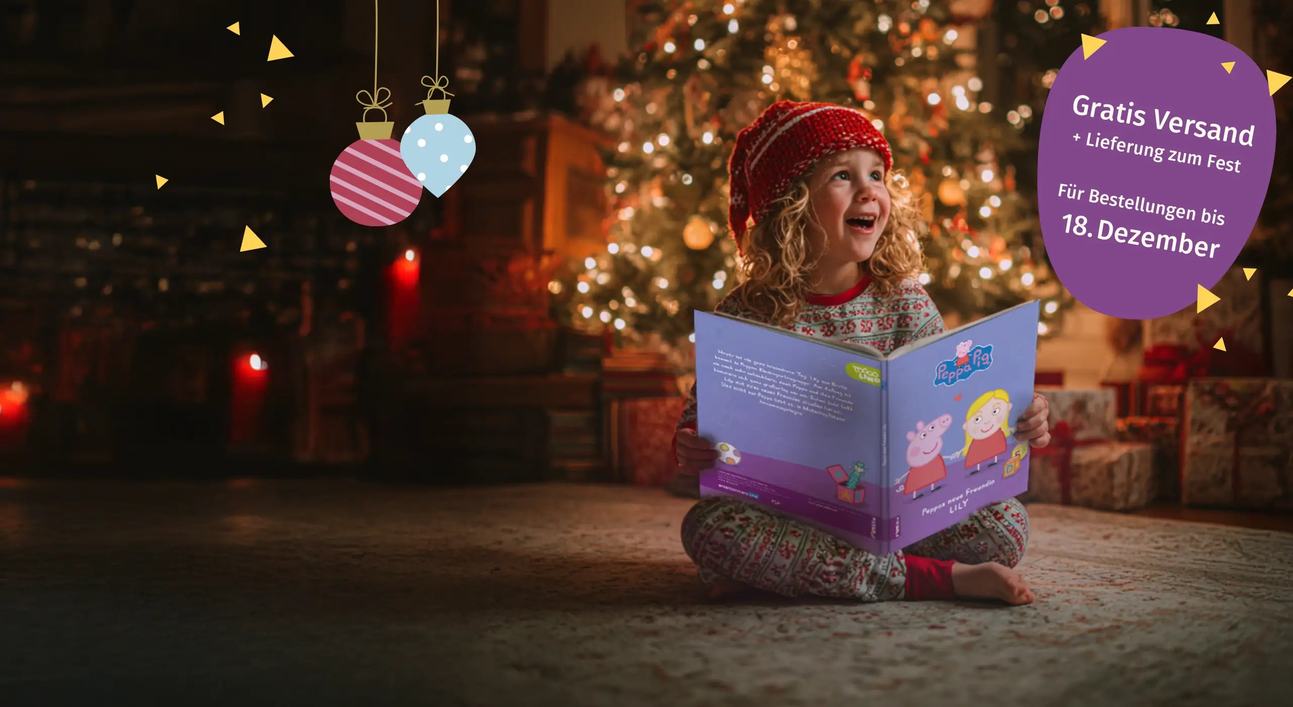 Mädchen sitzt strahlend vor dem geschmückten Weihnachtsbaum und hält ein aufgeschlagenes Buch "Peppas neue Freundin Lily" in der Hand. Gratis Versand + Lieferung zum Fest - Für Bestellungen bis 18. Dezember