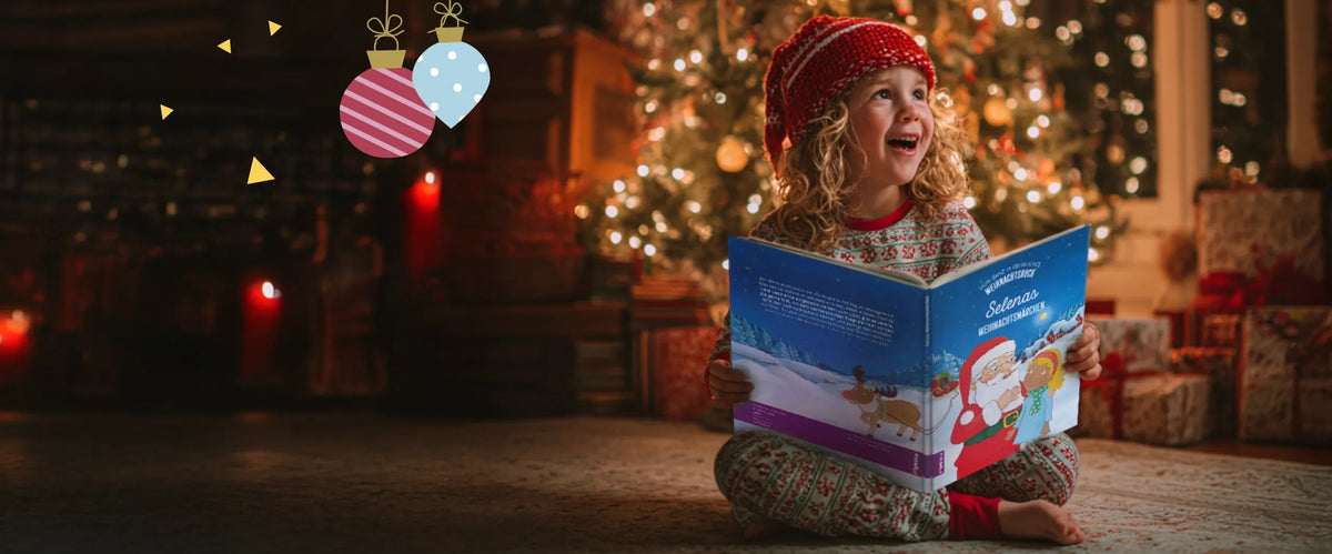 Fröhliches Mädchen sitzt neben dem Weihnachtsbaum und hält ihr personalisiertes Buch „Dein Weihnachtsmärchen“.