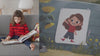 Video über ein Mädchen und seine Mutter,  wie die Mutter der Tochter einen Brief schreibt und diesen im personalisierten Buch versteckt. Das Mädchen liest gemeinsam mit der Mama das Buch und freut sich über das Geschenk.