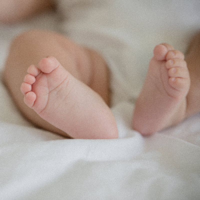 Babyfüßchen auf einem Laken
